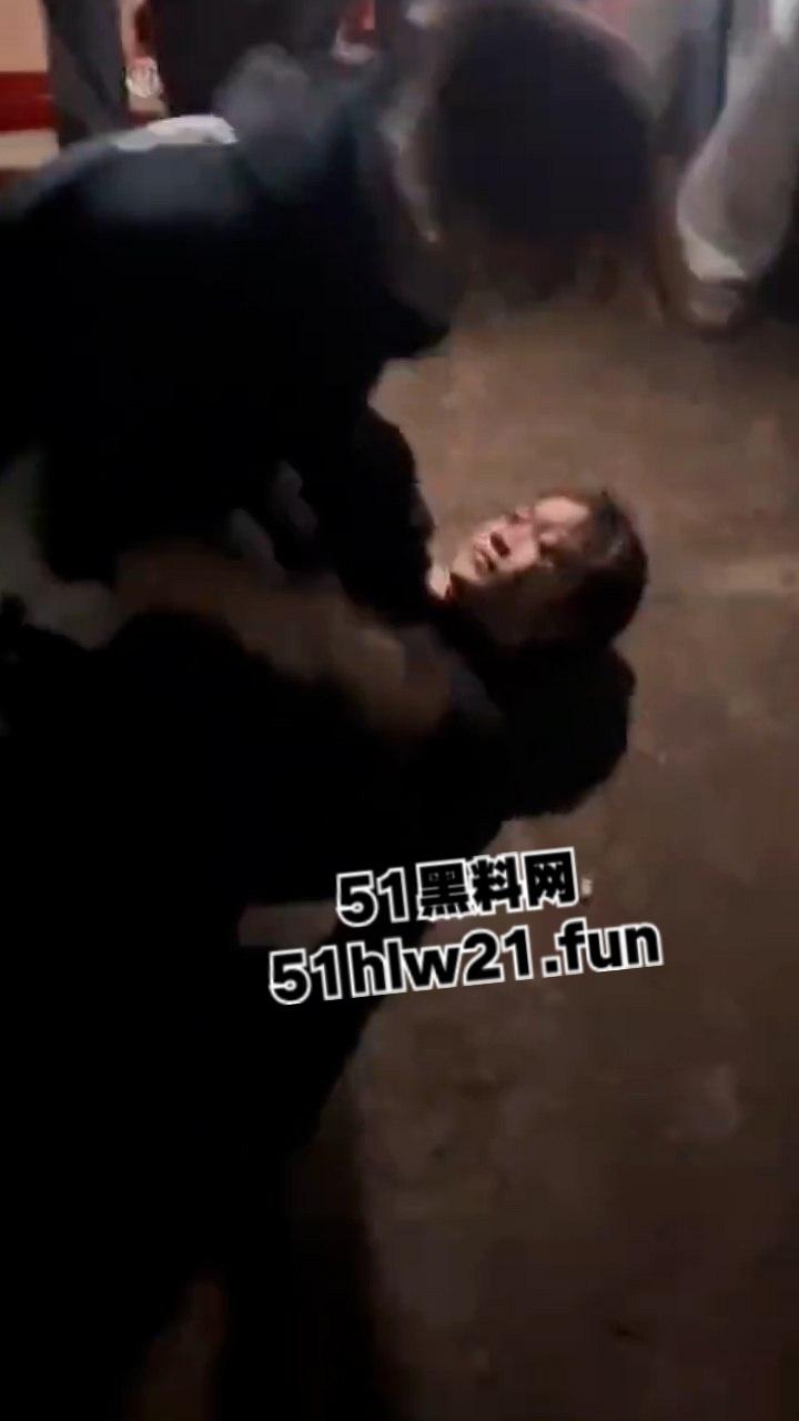 潮汕精神小妹为抢帅哥交配权，当街大打出手拳打脚踢薅头发，就看谁得骚劲大！