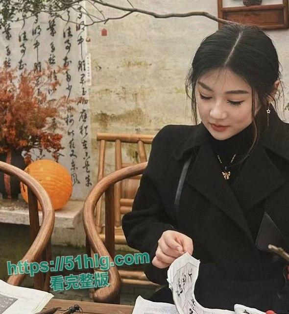 【广西】防城港亮证女【候文莹】出轨视频流出 老公查看家里监控视频怒曝骚女  巨乳肥臀丰满母狗 被多姿势无套爆操