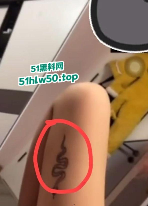 抖音主播【奈奈御子】居家对镜自慰视频疯传，腿上小蛇纹身已实锤！售卖原味内裤以及滋味视频曝光！