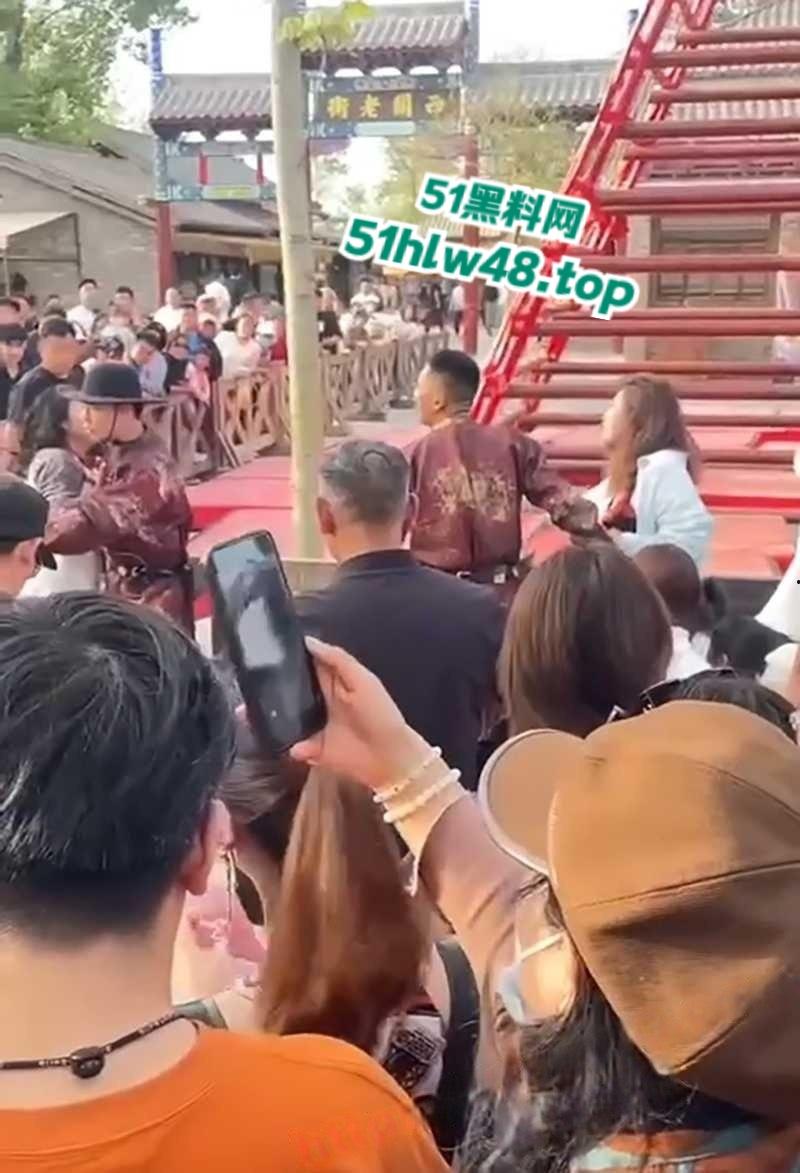 开封万岁山武侠城，两伙游客互殴视频被曝，万岁山不愧是武侠城江湖恩怨就是多，台下比台上还精彩！