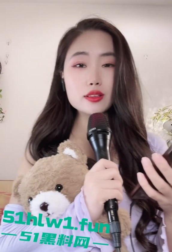 抖音小网红【屿菲】给榜一大哥定制骚视频，脱衣自慰又扭又叫，扭腰抠逼直冲镜头，骚鸡这回玩砸了！