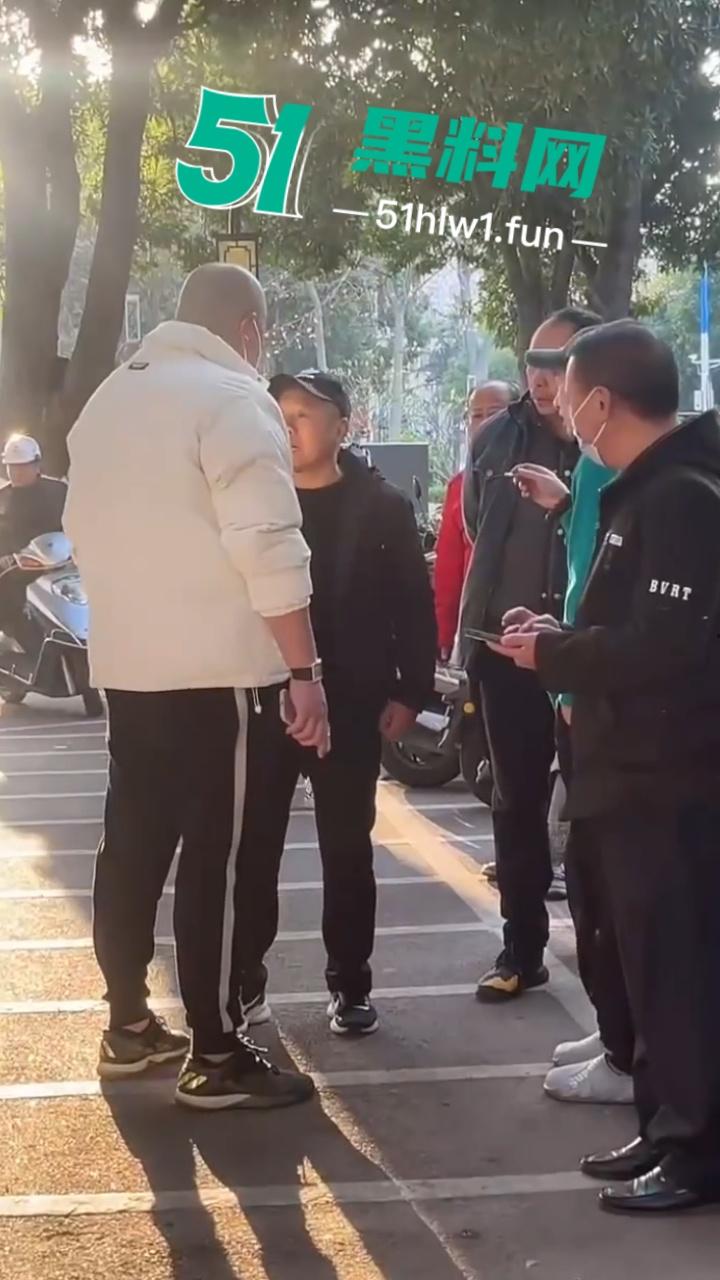 泉州石狮鸳鸯池公园免费爱心早餐摊，被大爷破口大骂只因来晚没拿到油条，果然生米恩斗米仇啊。