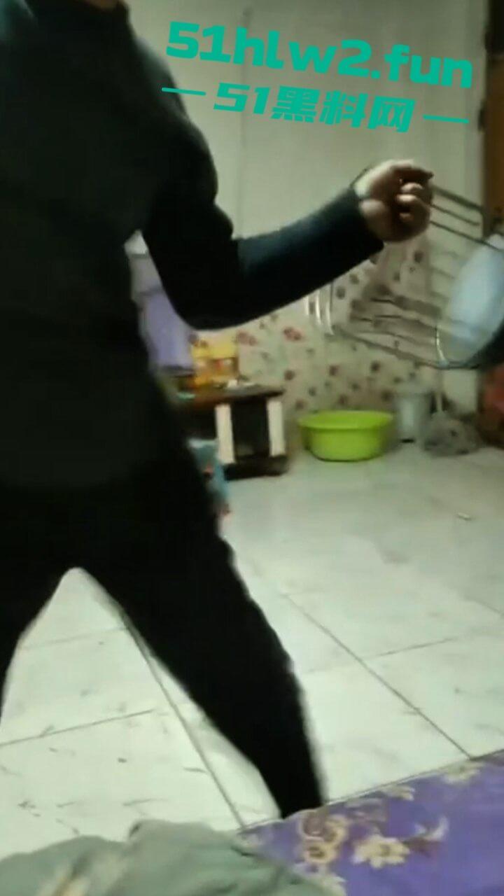 极品骚妇约炮情人，竟大胆带回家啪啪被老公捉奸在床，抡凳子揍的骚货女人嗷嗷惨叫。