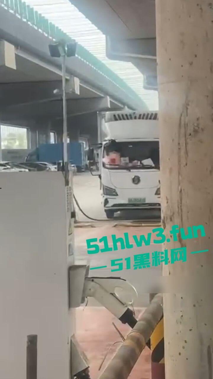 工地师傅叫鸡实录，塔吊大哥叫鸡高空做爱叫声响彻整个工地，又到货车上和司机车震玩的真刺激啊。