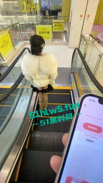 家有娇妻【4】性奴露脸原创,这么贱的⼥⼈出租⻋上给逼⾥塞跳蛋还逛商场 主动要求吞精。