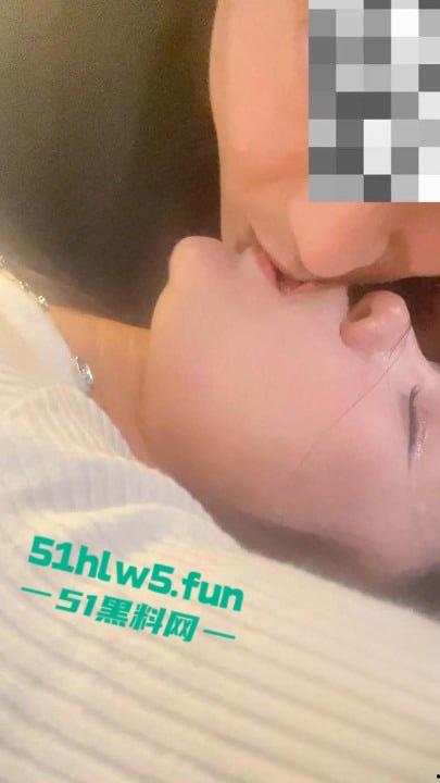 家有娇妻【4】性奴露脸原创,这么贱的⼥⼈出租⻋上给逼⾥塞跳蛋还逛商场 主动要求吞精。