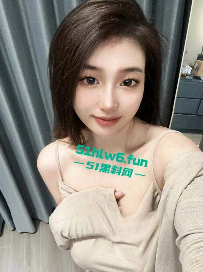 抖音网红【Aying】和男友爱爱视频流出，激情骑乘后入爆操，全程露脸呻吟不断。