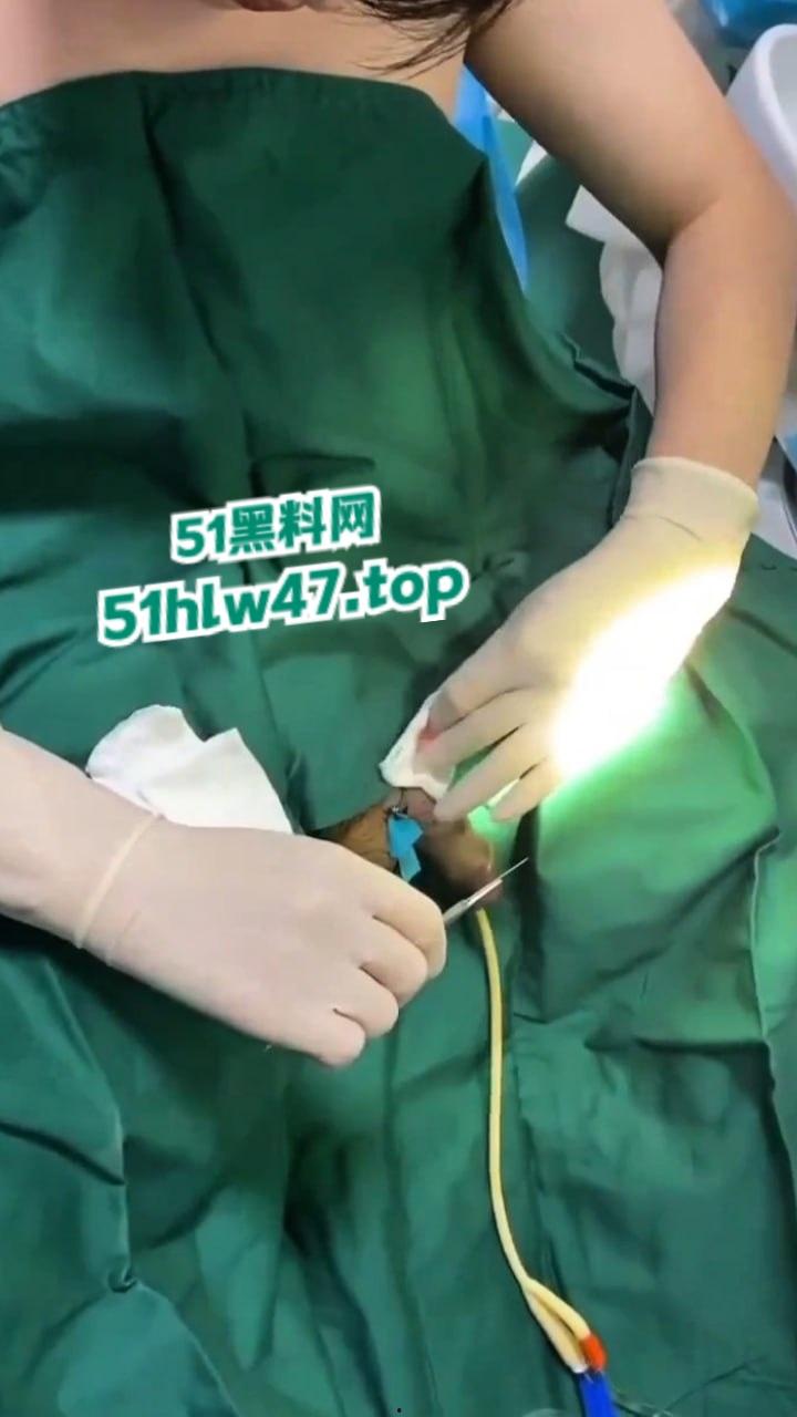 【血腥恐怖】00后小伙阉割鸡巴，自己动手割下来后口交，这特么是什么操作？