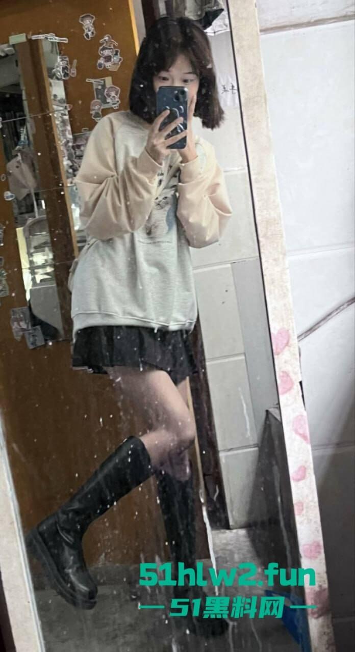 人前装成甜妹,背地约炮成瘾,江西南充职业技术学院【潘丽月】不雅约炮视频流出。