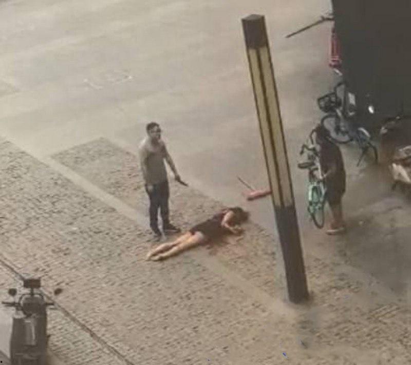 四川成都大街上杀人现场曝光 一男子手持尖刀连捅妻子数刀直至死亡 杀疯了欲对旁边路人下手  尖刀都被捅弯了 现场血流成河 胆小者勿入