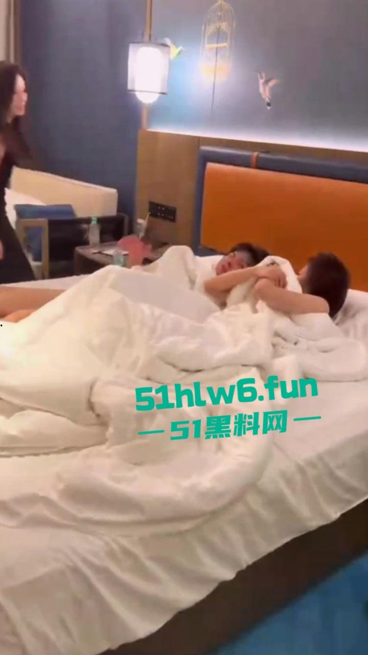 湾湾捉奸现场，台妹的性格是真好把男友和闺蜜捉奸在床，这样高颜值的闺蜜是真的太危险。