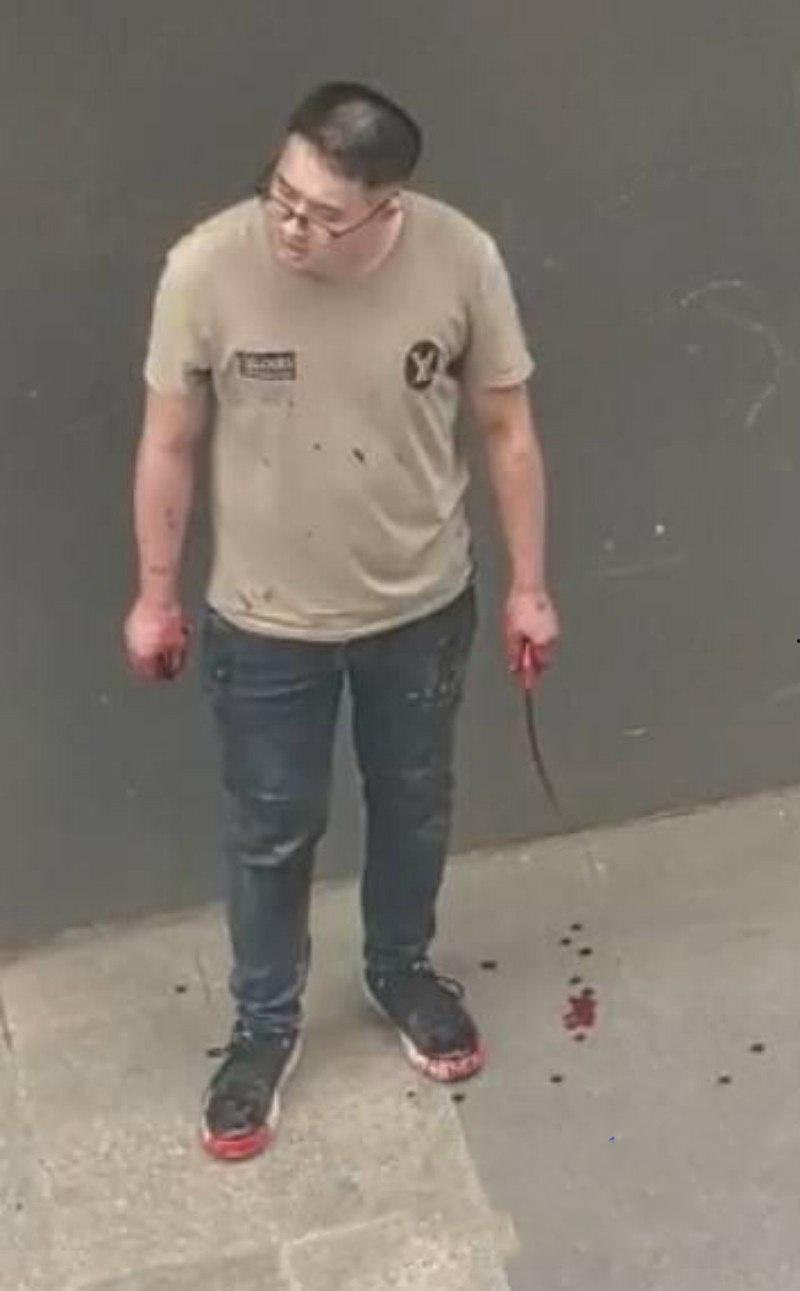 四川成都大街上杀人现场曝光 一男子手持尖刀连捅妻子数刀直至死亡 杀疯了欲对旁边路人下手 尖刀都被捅弯了 现场血流成河 胆小者勿入