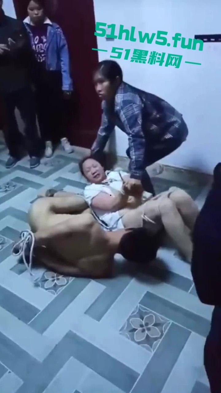 狠人捉奸现场，男子带家人捉奸竟将妻子和情人捆绑，这是要浸猪笼么绑人家属已被刑拘。