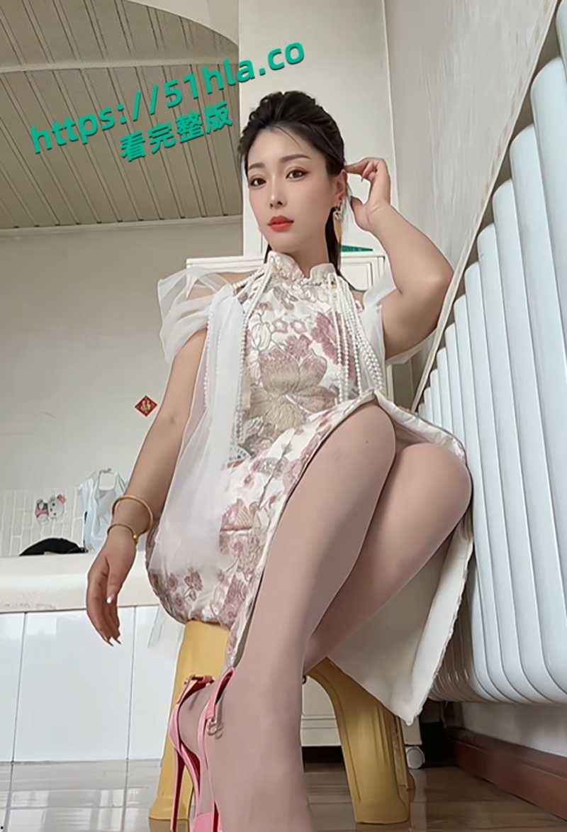 抖音26万粉丝御姐网红【小梅】性爱视频流出,身穿白领制服花式自慰被金主无套爆操,反差十足的淫娃浪货!