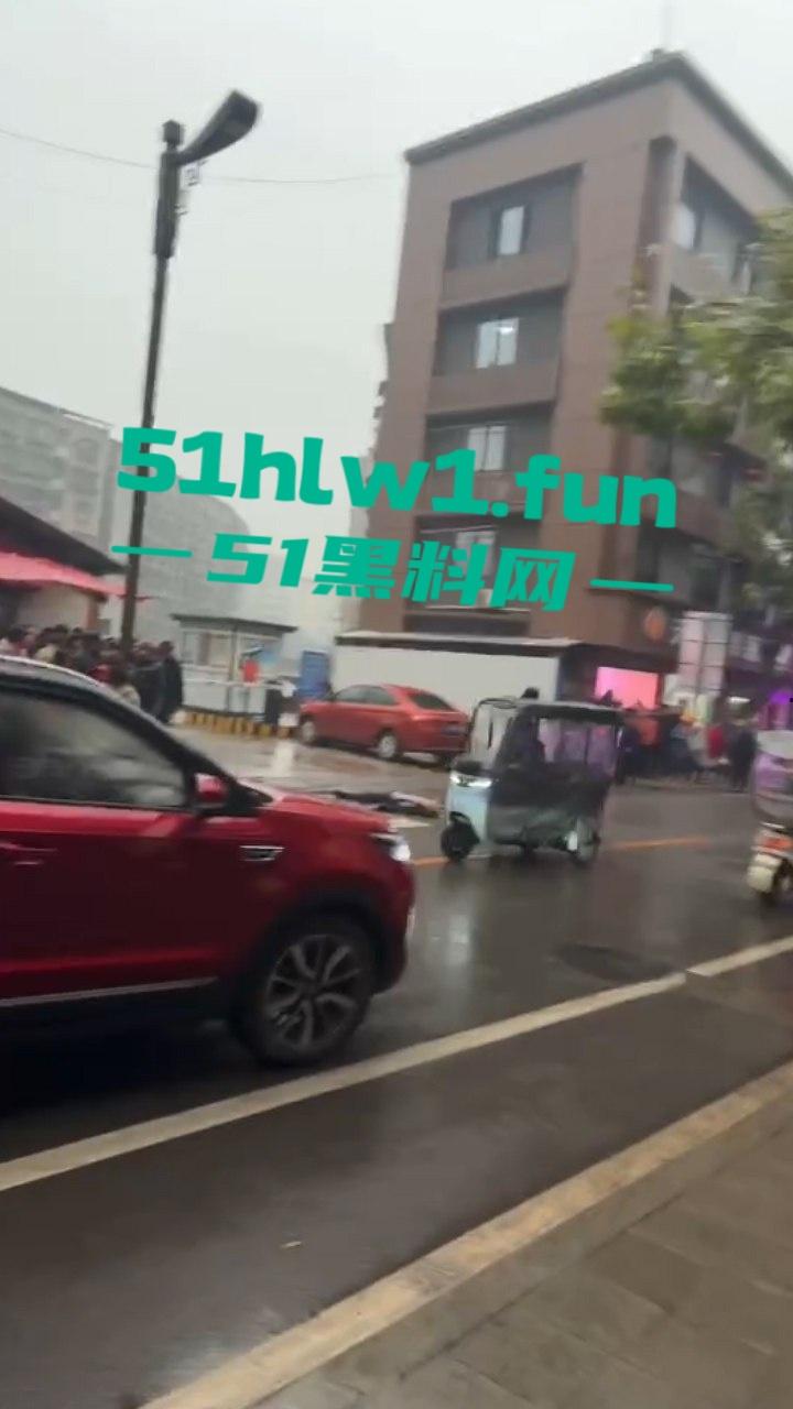 四川蓬安已婚女子装单身骗财骗爱被上头男持刀捅死，原配老公惨遭连坐一家归西。