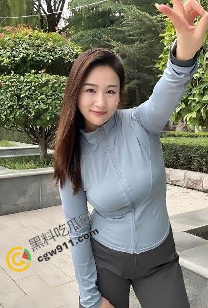 海角大神母子乱伦!骚妈过生日收到礼物后主动献身,趴桌撅臀迎合后入暴操!