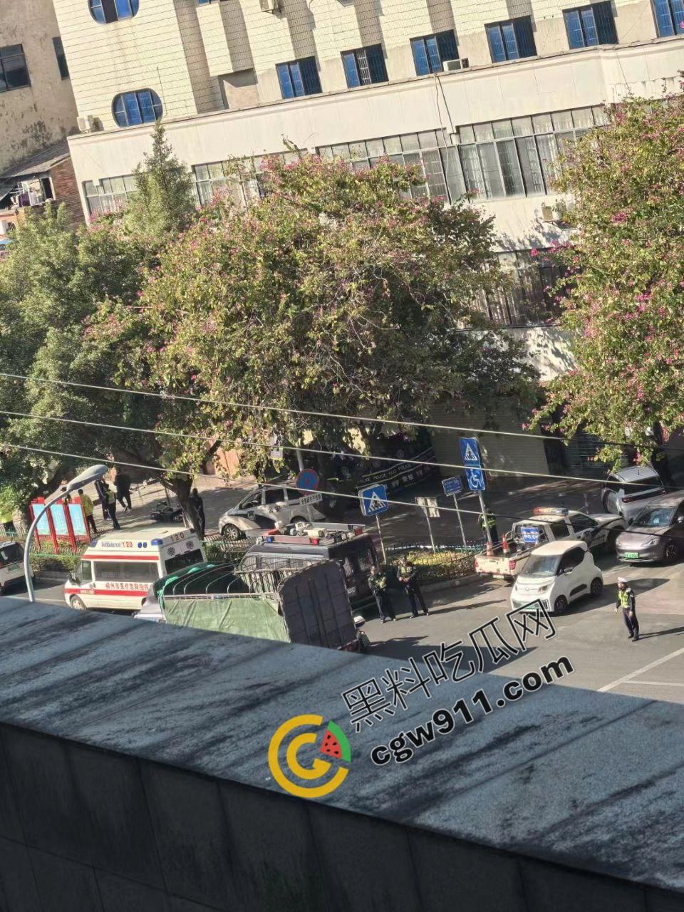 广西柳州街头疯狂砍人事件!男子疯狂持刀追砍,残暴削掉头皮,引爆全城惊恐!