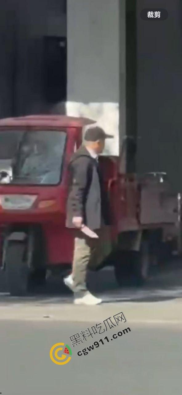 广西柳州街头疯狂砍人事件!男子疯狂持刀追砍,残暴削掉头皮,引爆全城惊恐!