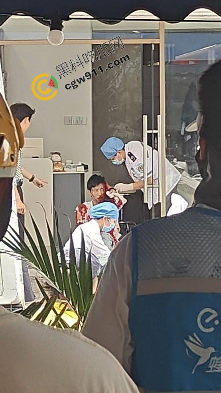 广西柳州街头疯狂砍人事件!男子疯狂持刀追砍,残暴削掉头皮,引爆全城惊恐!