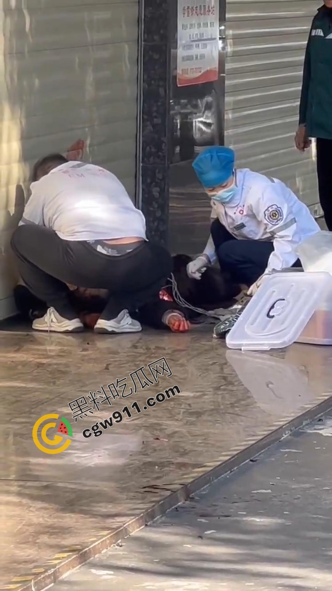 广西柳州街头疯狂砍人事件!男子疯狂持刀追砍,残暴削掉头皮,引爆全城惊恐!