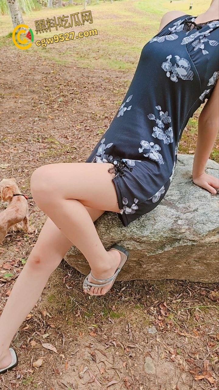 带妹妹去公园遛狗,饥渴的妹妹主动挑逗撩骚,在小树林激情野战,无套内射粉嫩蝴蝶,浪叫销魂酥耳!