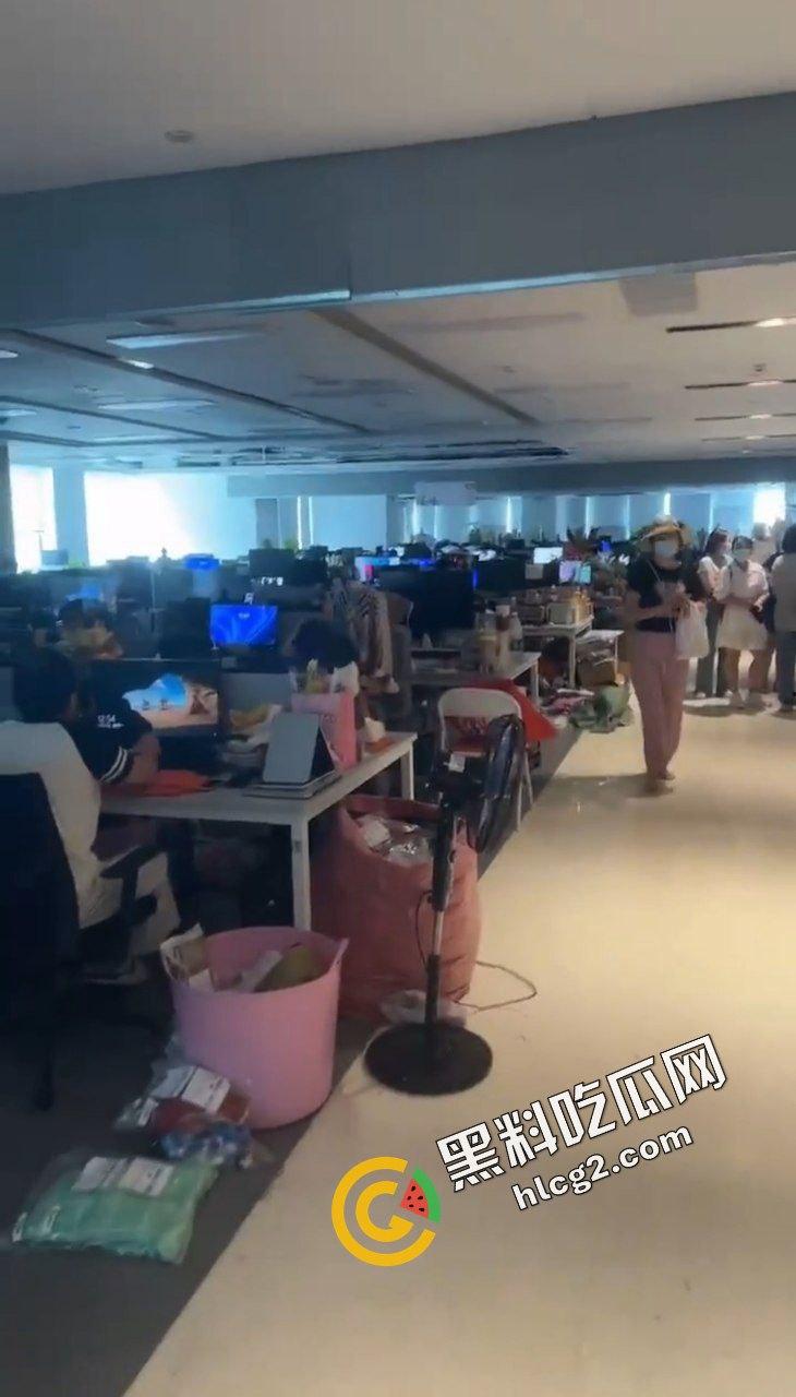 拼多多海外版Tume商家集体维权!因高额罚款 上百商家围堵拼多多广州总部 讨要说法