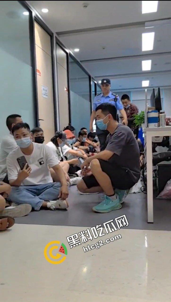 拼多多海外版Tume商家集体维权!因高额罚款 上百商家围堵拼多多广州总部 讨要说法