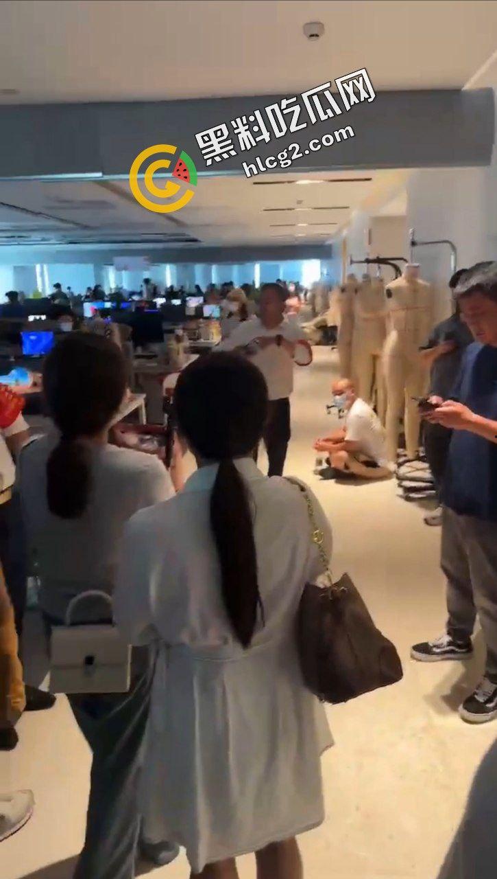 拼多多海外版Tume商家集体维权!因高额罚款 上百商家围堵拼多多广州总部 讨要说法