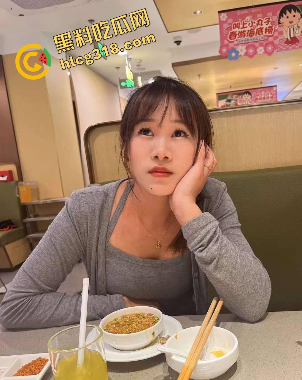 假鸡巴摄像头直击嫩穴深处,第一人称狂操白虎骚逼,窥阴器扒开照得一清二楚,骚汁淹到摄像头都起雾!