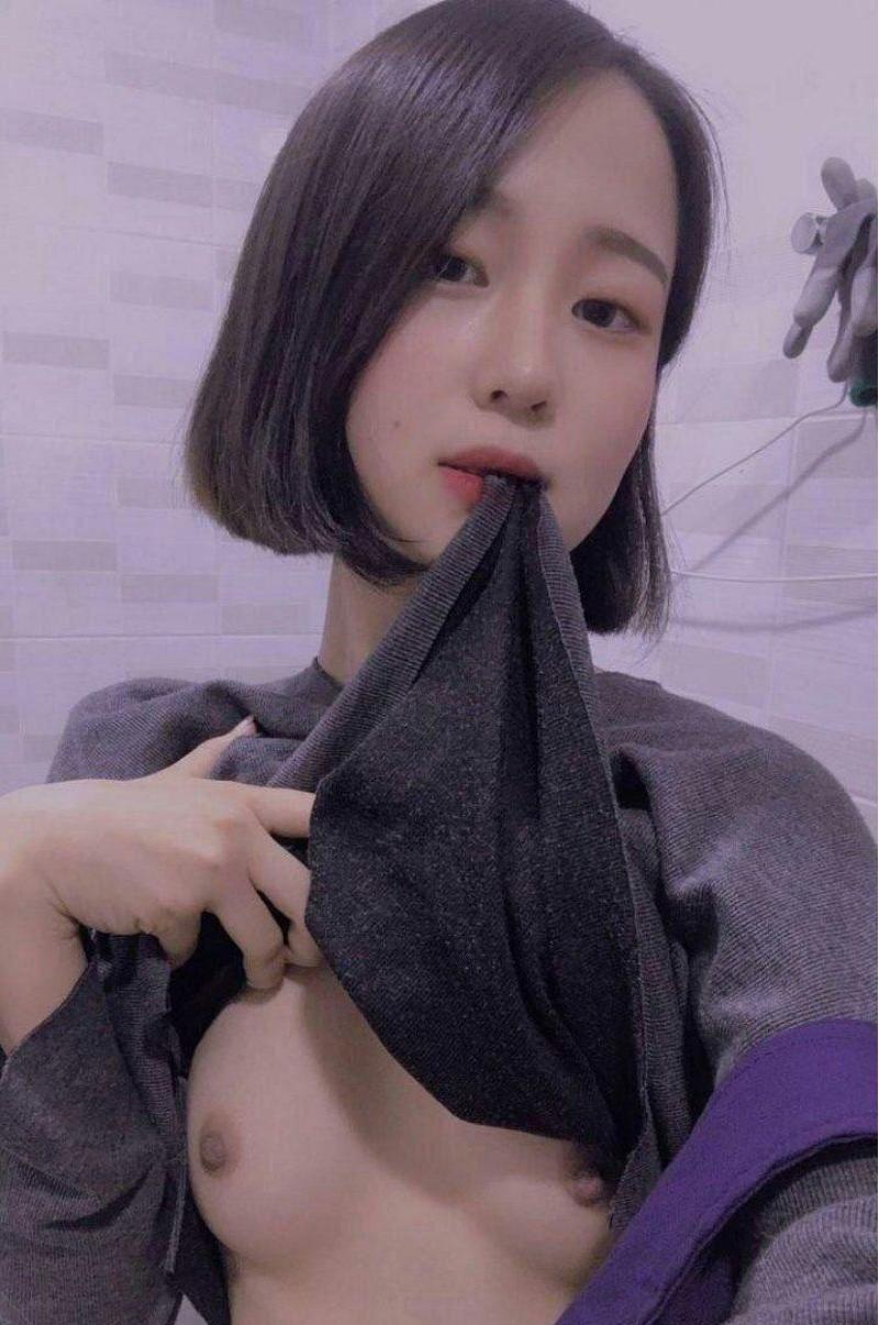 广州理工大学大二短发母狗【李梦伊】遭渣男PUA 脸穴同框视频曝光,反差感爆棚!