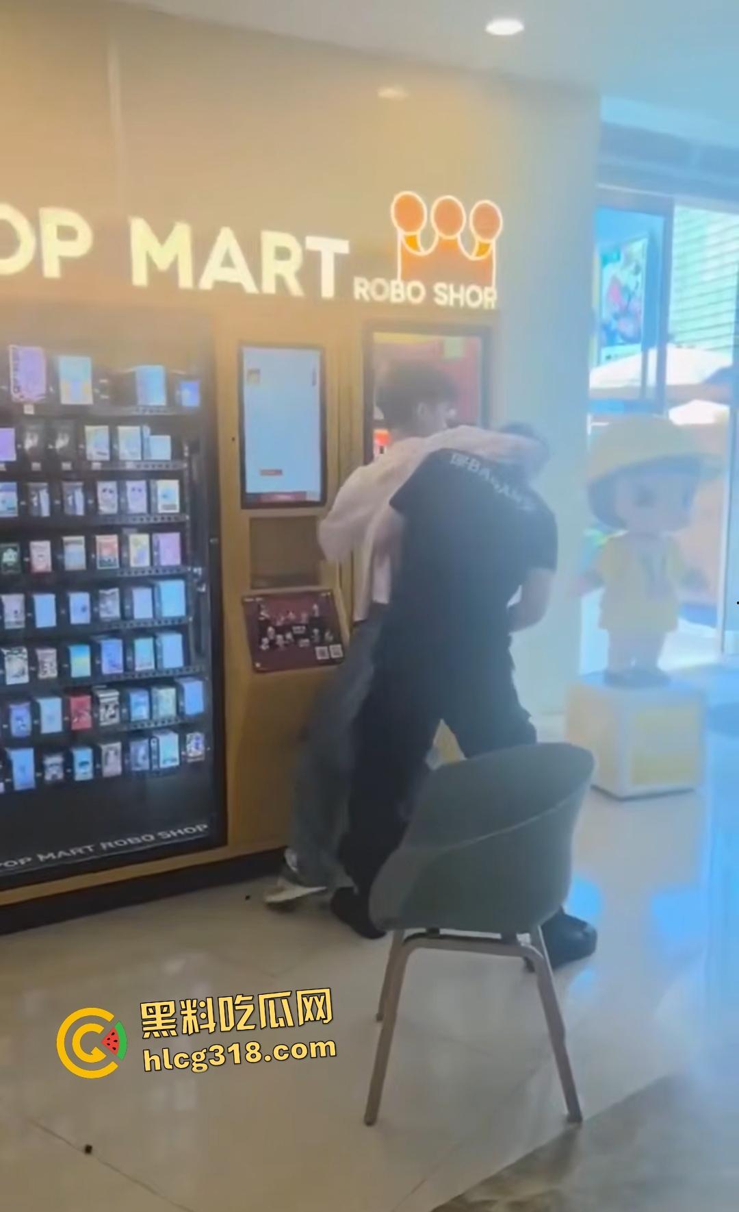 泡泡玛特抢购变脑残大乱斗！粉丝为盲盒挥拳打架，贩卖机前血拼火还有人拿锤子直接开箱！