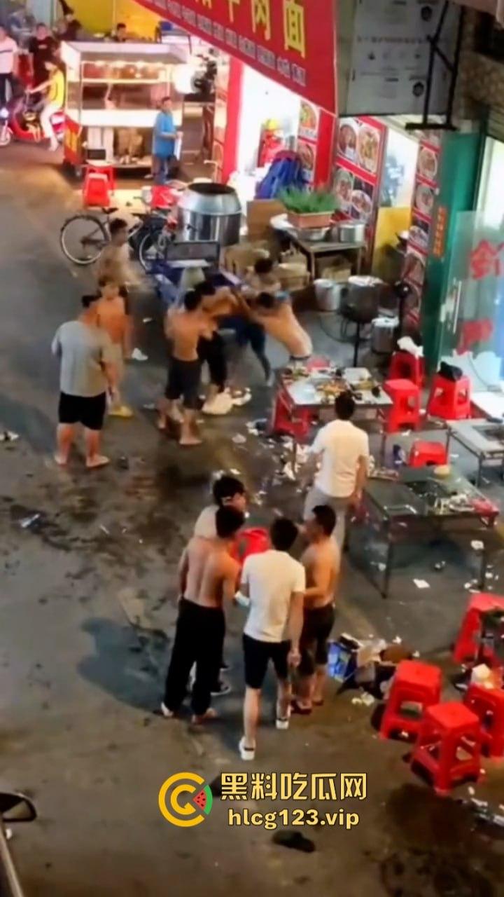 广东街头多人持刀互砍！血洒街头惨不忍睹 现场视频曝光砍头细节 太吓人了