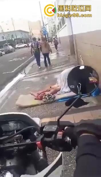 阿三这警察是不是管太宽？流浪汉街头修被子，结果被三个大哥围观打喇叭，搞得他们连个逼都日不下去！