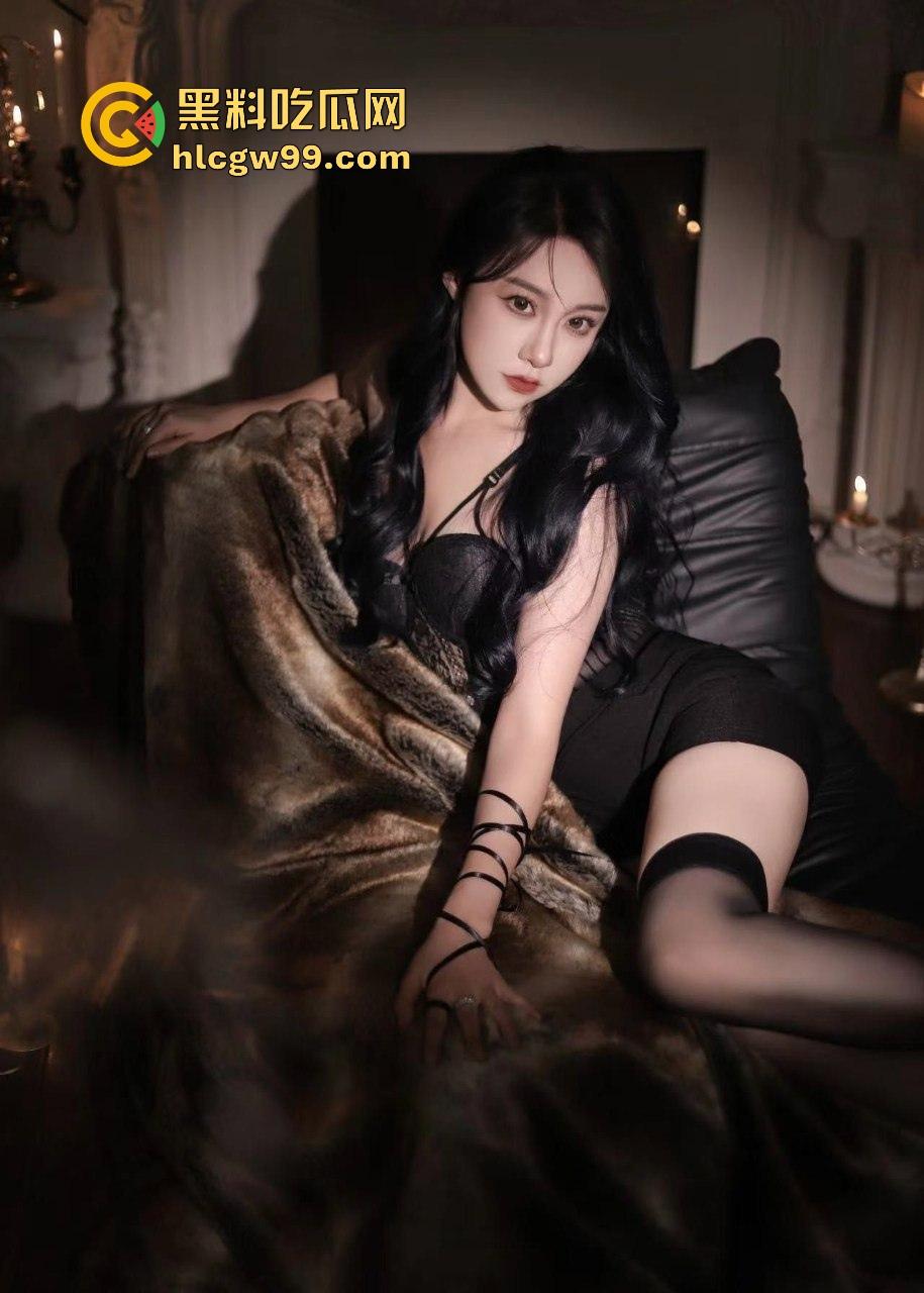 全裸健身秀绝对吸睛！妹子一边练身体一边晃胸，俩奶子晃得像水袋，弹性真特么好，让人看了想流汗！