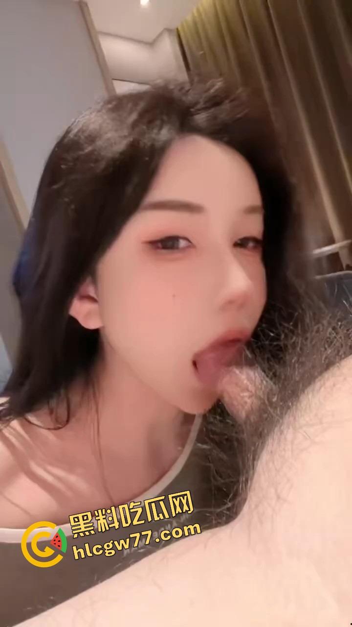 好看的TS就是狠,勾引直男回家龟头责上头,口一含射精带尿双管齐下,喷了个正着!