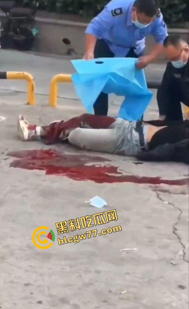 泰安万达精神小伙嚣张群殴致死!不让拍照还挑衅,血流成河把警察吓得腿软!