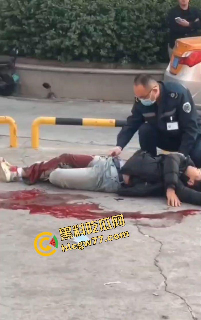 泰安万达精神小伙嚣张群殴致死!不让拍照还挑衅,血流成河把警察吓得腿软!