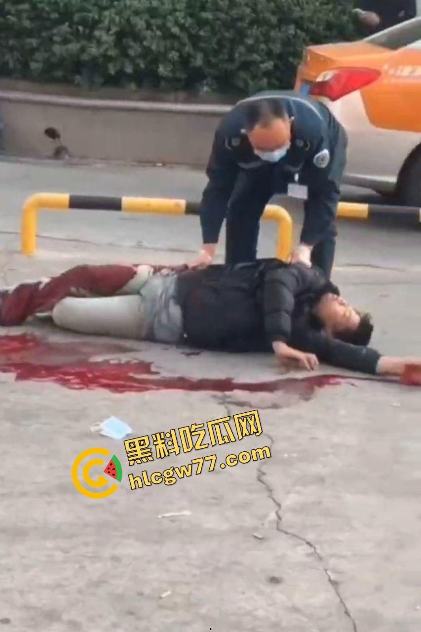 泰安万达精神小伙嚣张群殴致死!不让拍照还挑衅,血流成河把警察吓得腿软!