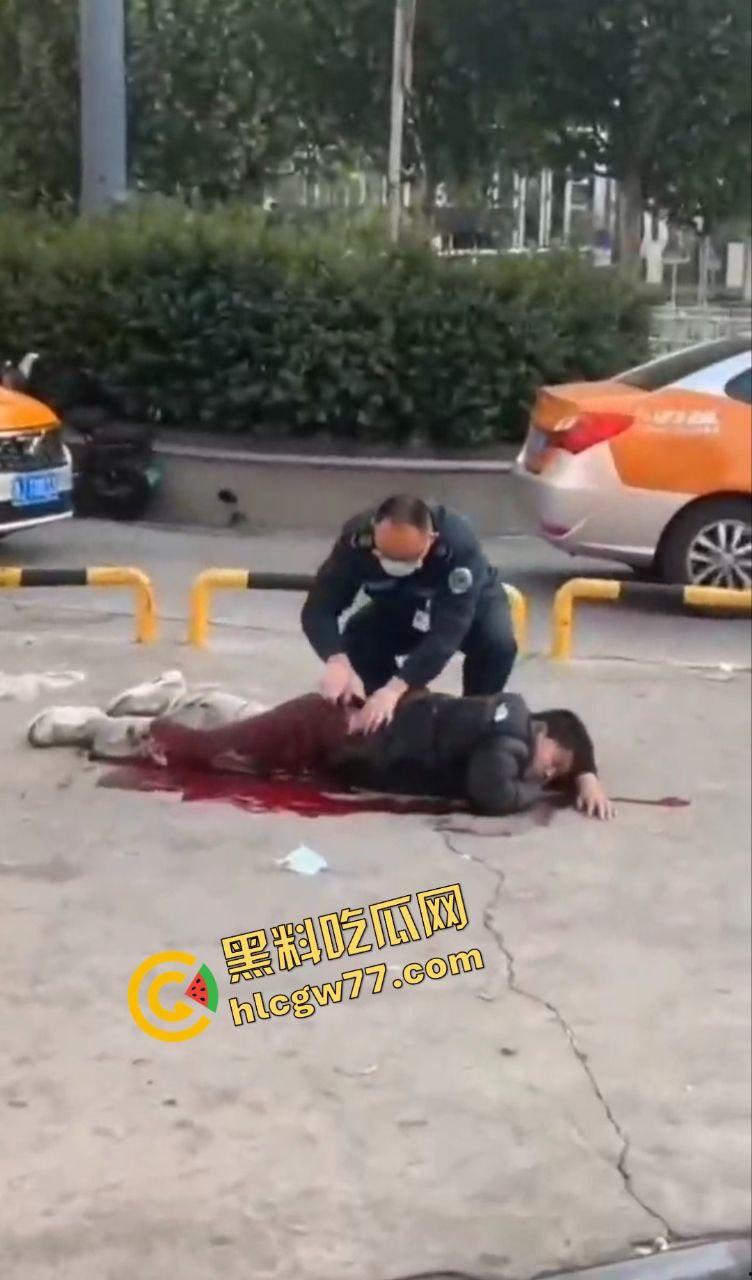 泰安万达精神小伙嚣张群殴致死!不让拍照还挑衅,血流成河把警察吓得腿软!