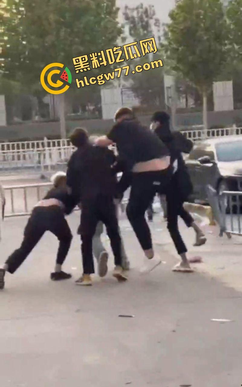 泰安万达精神小伙嚣张群殴致死!不让拍照还挑衅,血流成河把警察吓得腿软!
