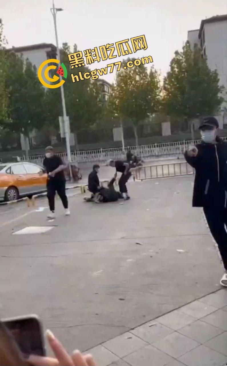 泰安万达精神小伙嚣张群殴致死!不让拍照还挑衅,血流成河把警察吓得腿软!