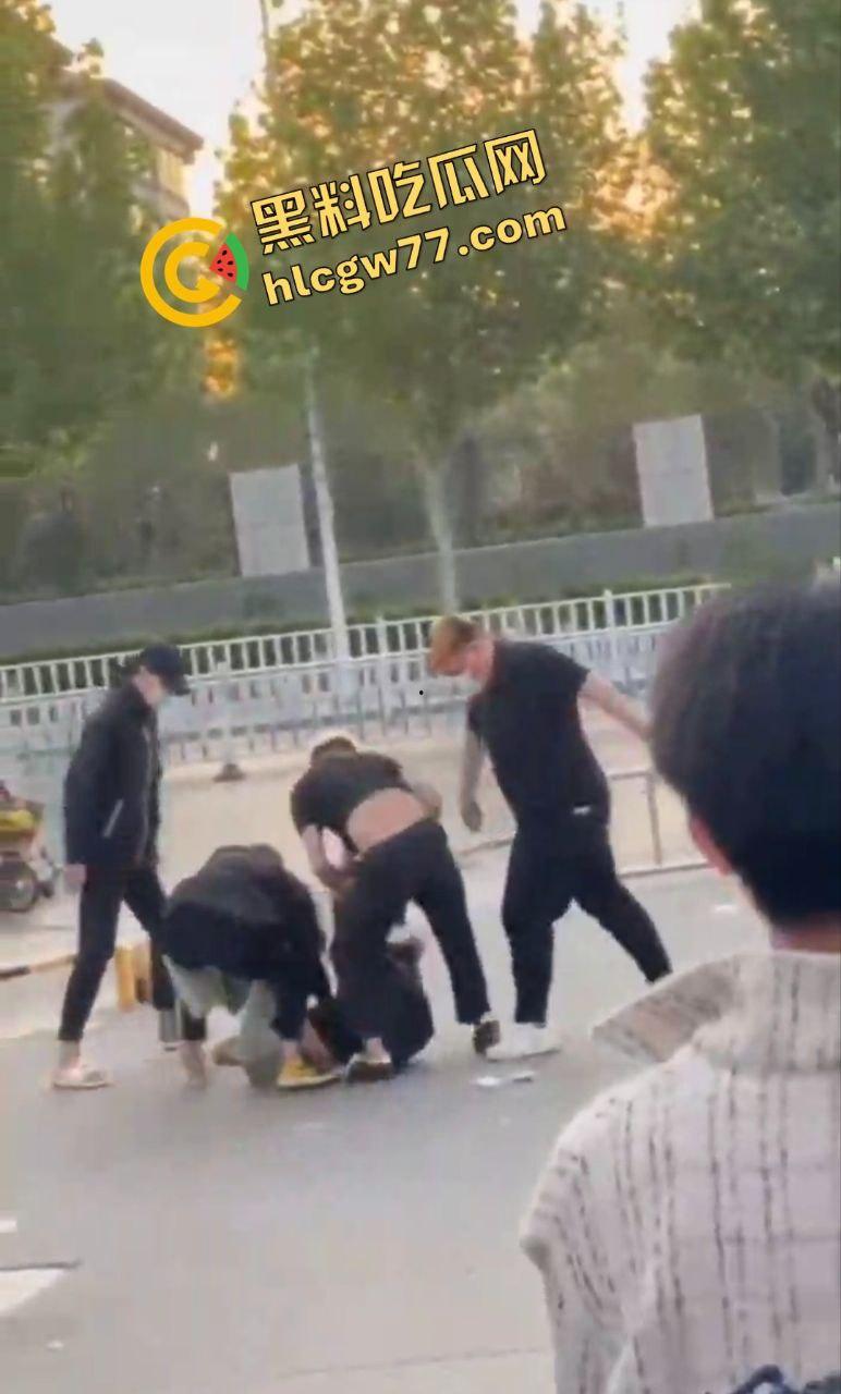 泰安万达精神小伙嚣张群殴致死!不让拍照还挑衅,血流成河把警察吓得腿软!