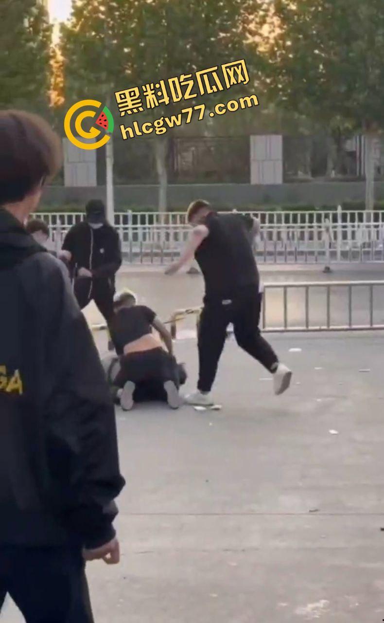泰安万达精神小伙嚣张群殴致死!不让拍照还挑衅,血流成河把警察吓得腿软!