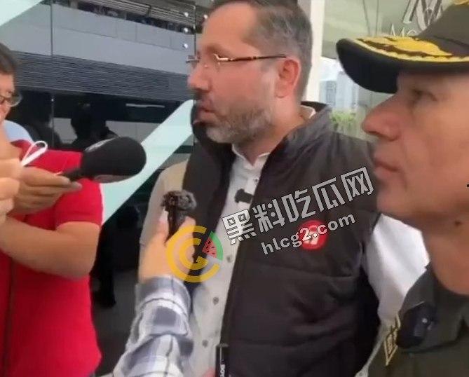 哥伦比亚珠宝店大劫案！伪警察武装劫匪火拼购物中心，保安中枪惊魂未定！