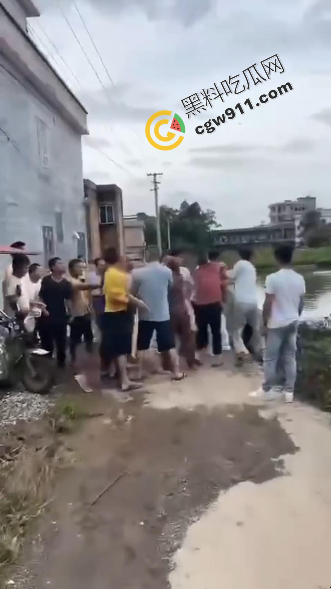 乡村邻里混战！邻居们为一句口拳交相向，现场混乱不堪，拳拳到肉，池塘中的激烈对决不容错过！