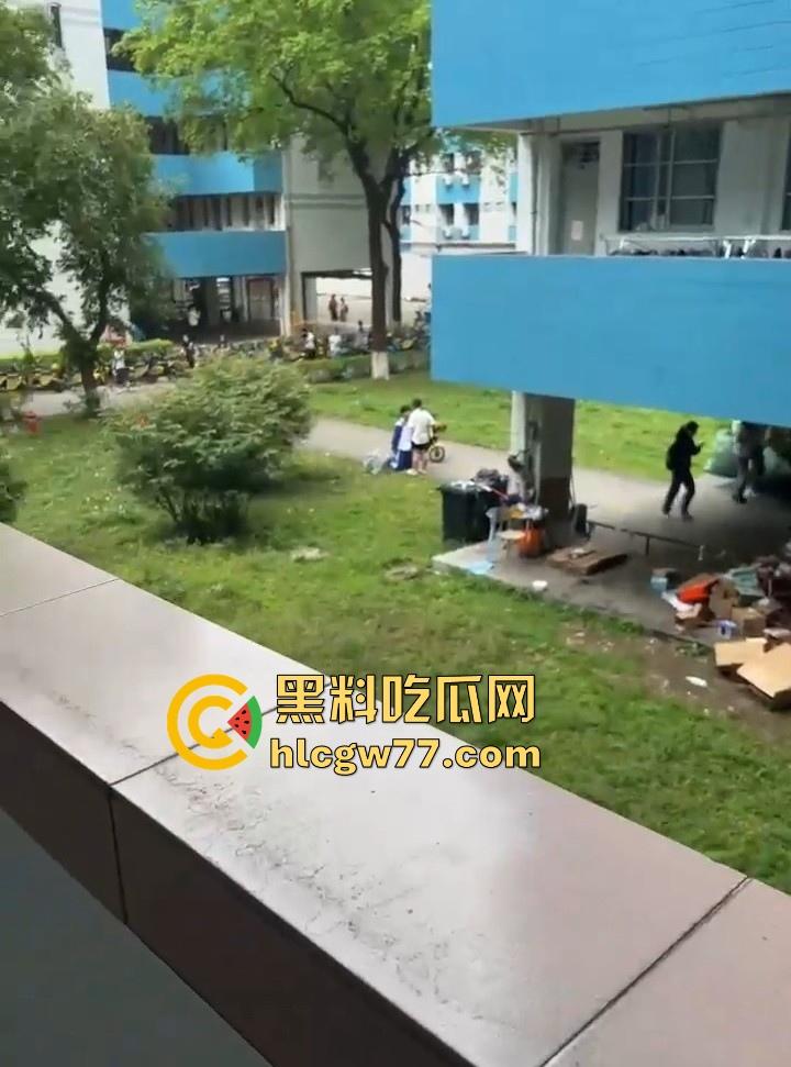 舔狗舔到最后一无所有 一高中女生宿舍楼下 一情侣吵架 男孩下跪认错遭女孩一顿连环巴掌 ！