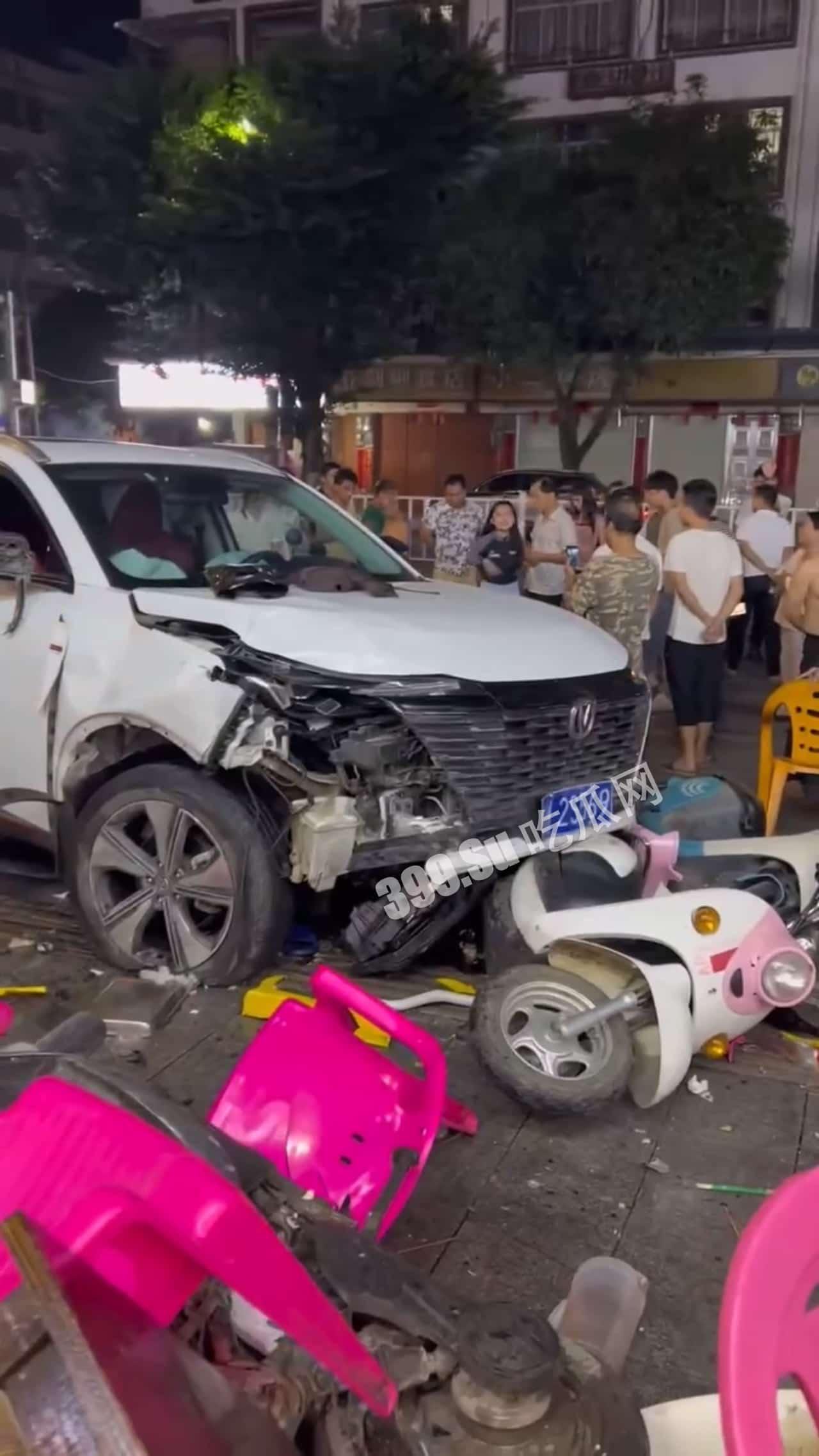 5月5日凌晨，广西玉林陆川新公园路口，一辆汽车突然冲向宵夜摊人群，撞伤4人，路口2个，宵夜摊2个，一人伤势严重，肚子都破开了。司机想逃，被众人拉回来，躺地上，不知是否酒驾 #车祸