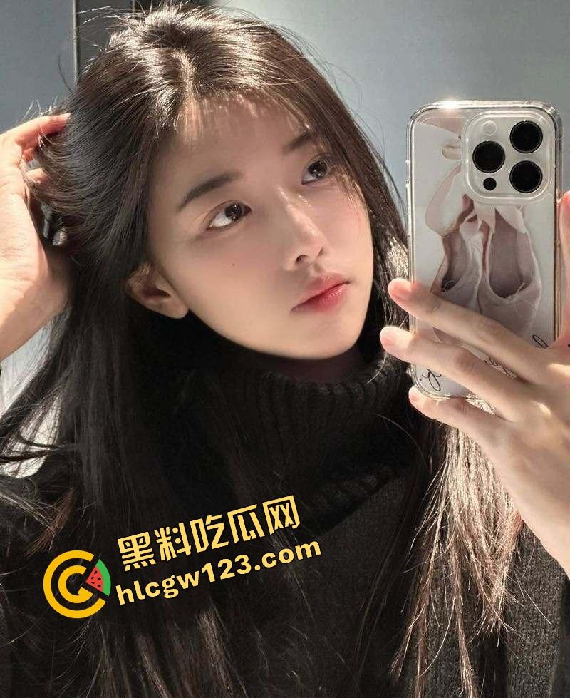 常州大学小白花『章月』伺候金主玩双飞，一拖二送闺蜜陪睡，大哥一份钱搞两个骚逼玩得笑开花！