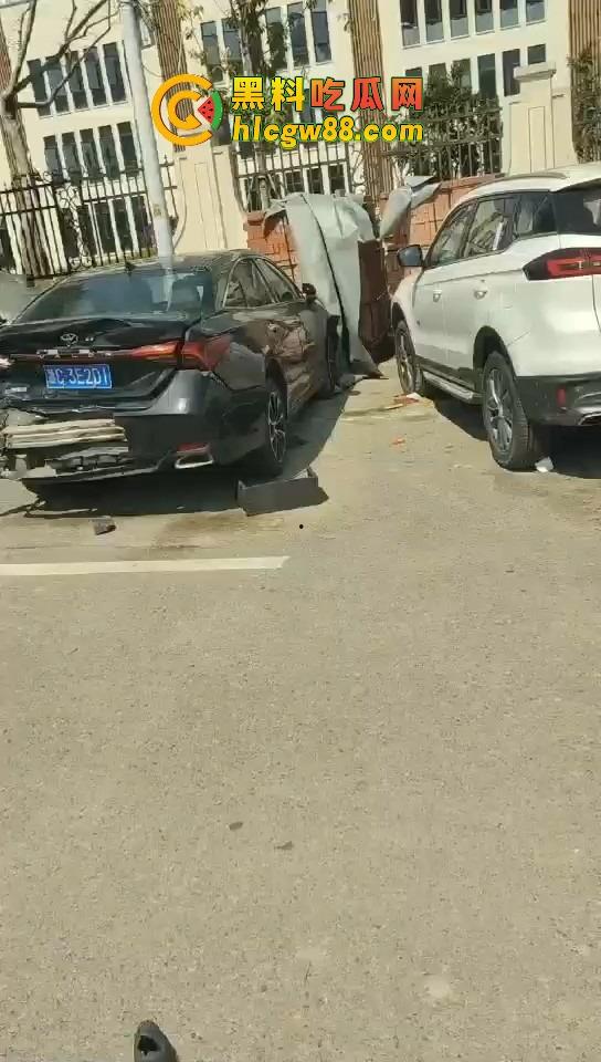 温州女司机上演生死时速，新手误把油门当刹车，狂飙130迈停不下来，最后靠撞车减速！