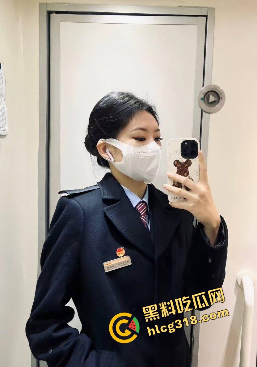 列车员姐姐下班就急着要，制服还没脱就在办公室楼道开操，裙子撩到腰上逼水顺着丝袜滴！